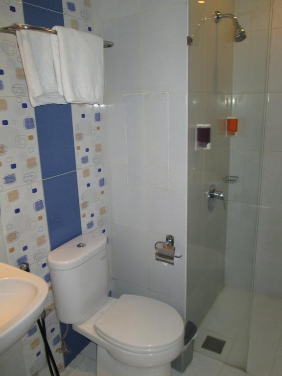 Dewarna Hotel Arifin Bunul Zimmer foto